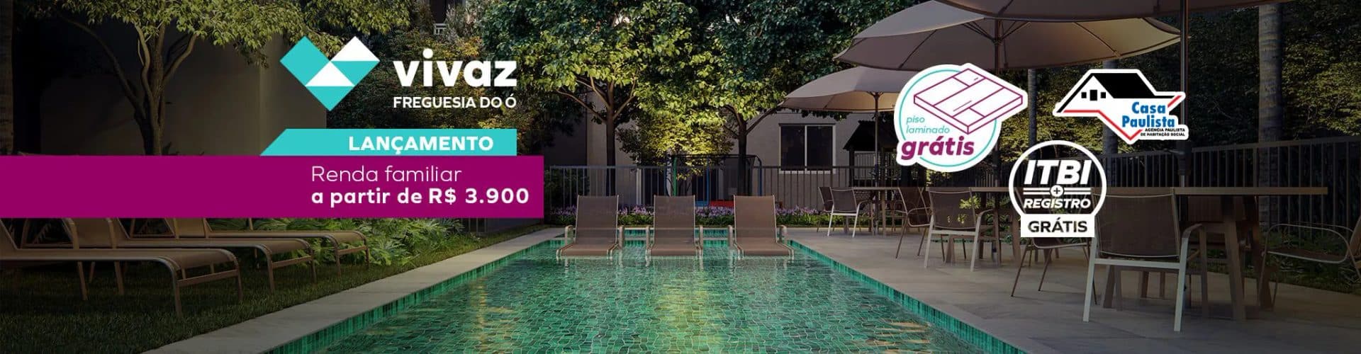 Piscina com espreguiçadeiras e guarda-sóis ao ar livre, cercada por árvores.