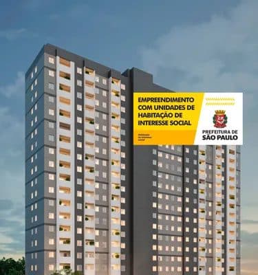 Fachada externa do edifício residencial com vários pavimentos, varandas e vegetação no térreo.