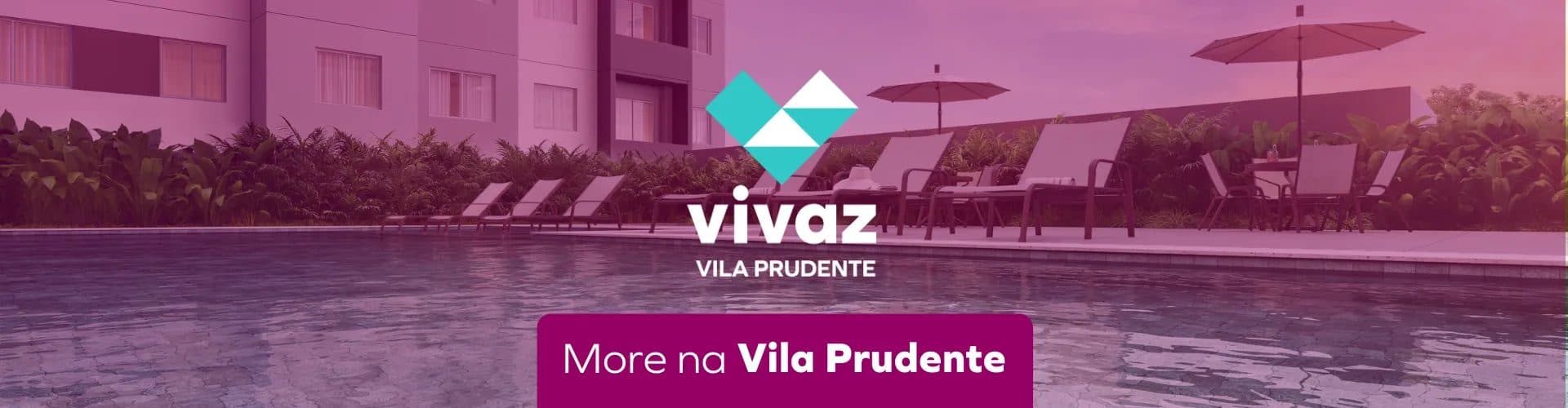 Piscina do condomínio com espreguiçadeiras e guarda-sóis ao fundo